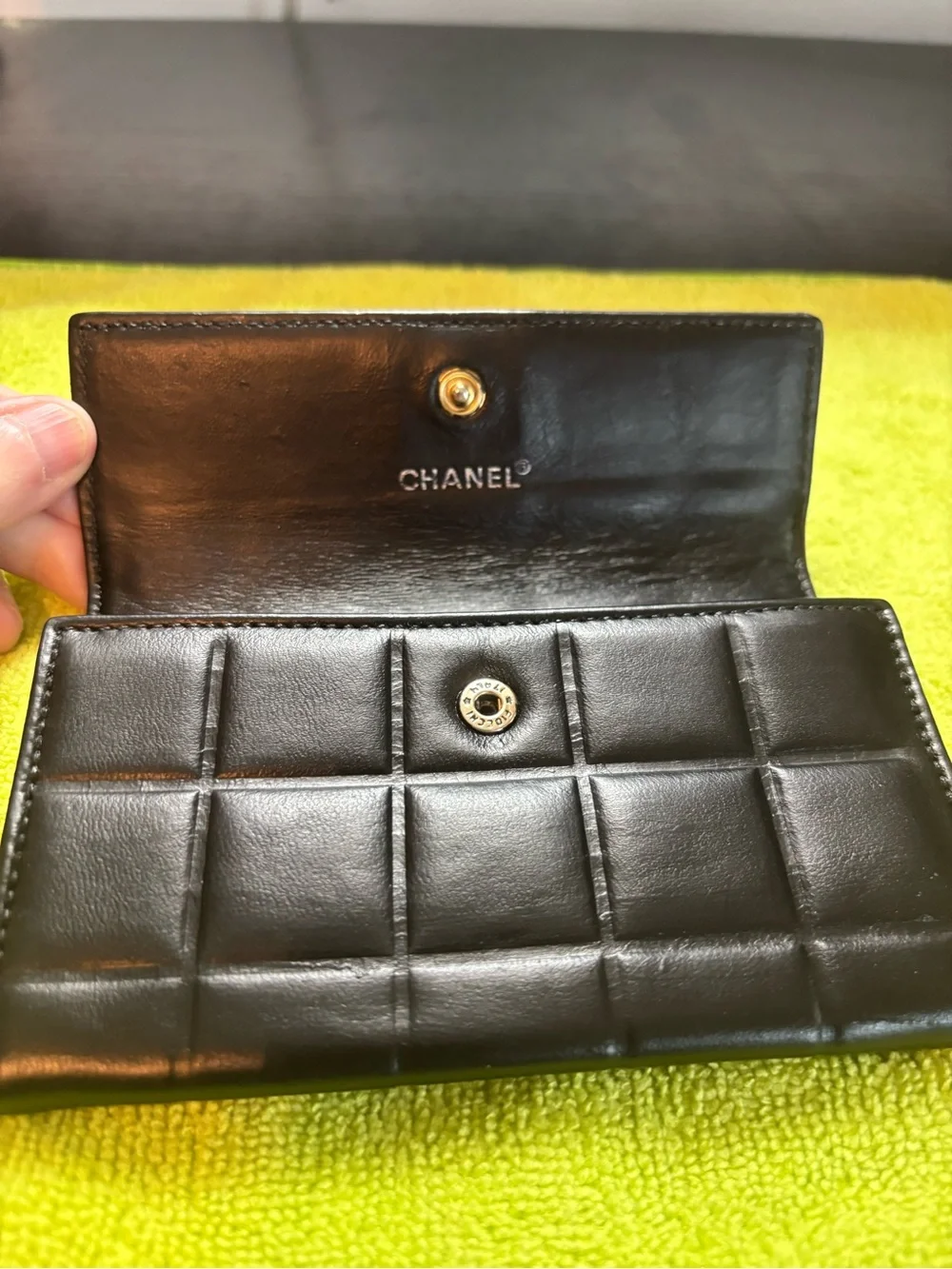 Vintage Chanel Black Lambskin Chocolate Bar Compact Folding Wallet – GUC